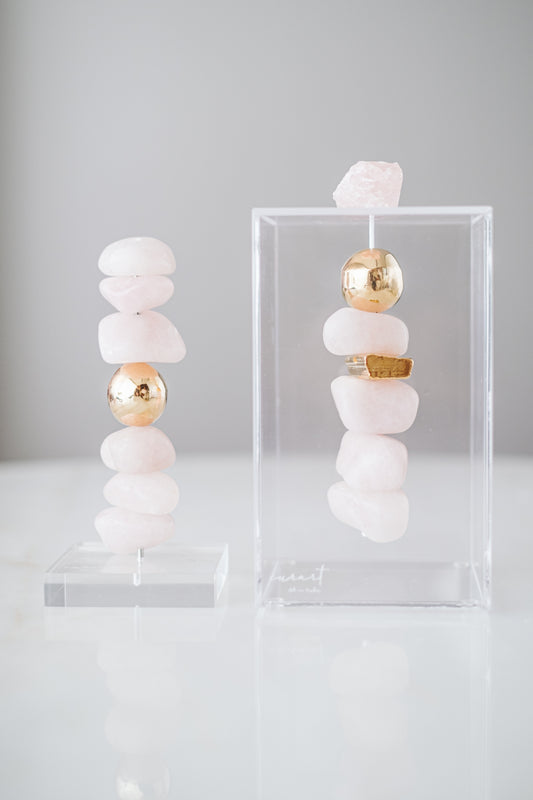 PILAR DE QUARTZO ROSA E  ESFERA DOURADA – CAIXA ACRÍLICA VERTICAL✨