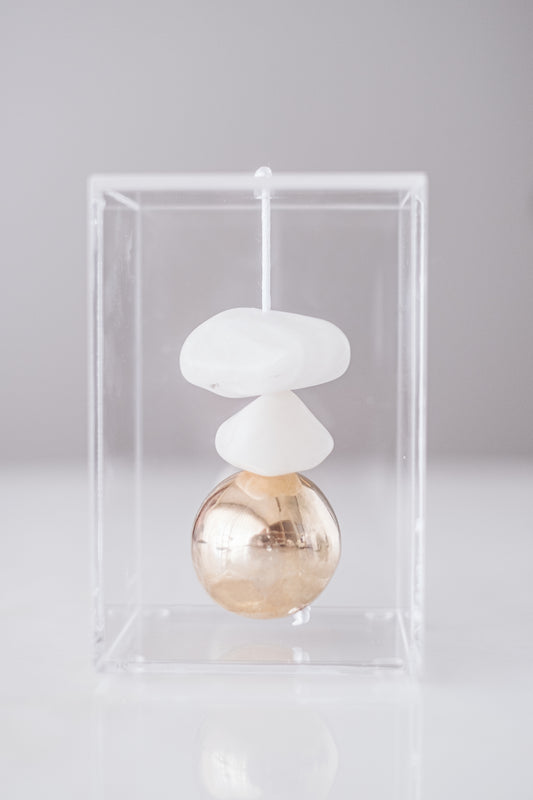 MINI PILAR ESSENCIAL QUARTZO LEITOSO E ESFERA DOURADA EM CAIXA ACRÍLICA