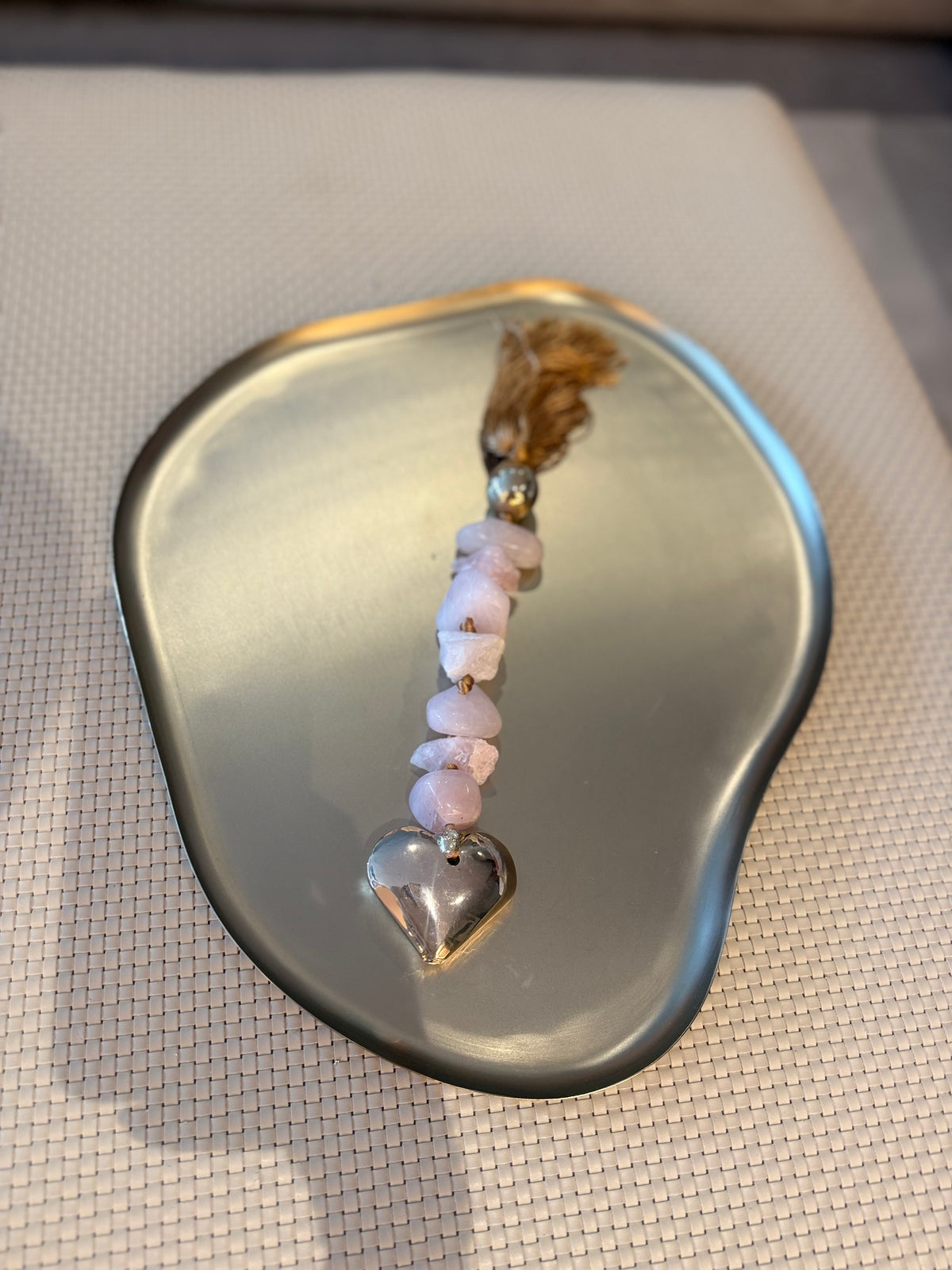 ADORNO COM QUARTZO ROSA
