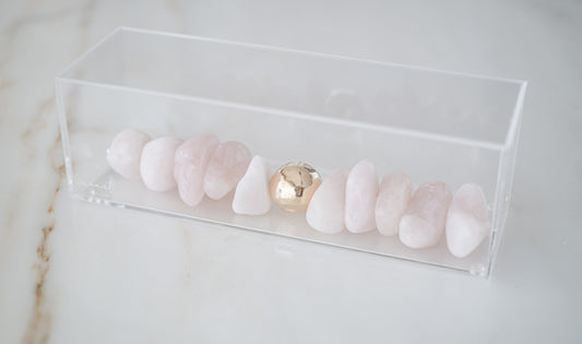 PILAR DE QUARTZO ROSA E ESFERA DOURADA EM CAIXA ACRÍLICA HORIZONTAL ✨
