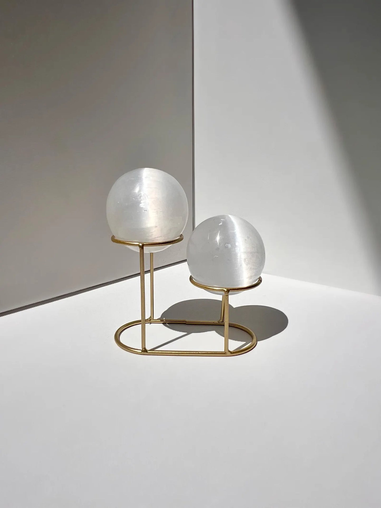 DUO ESFERAS DE SELENITA COM SUPORTE DOURADO✨